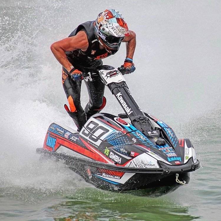 川崎四冲 SXR 1500GP 级改装赛艇极速70英里 113.4公里每小时。