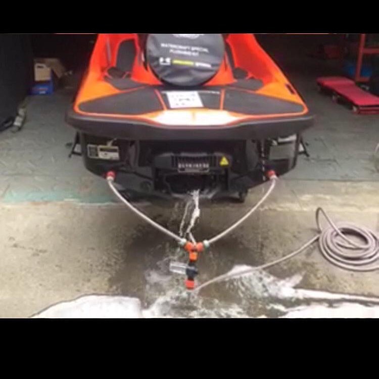 冲艇水管三个品牌的摩托艇都可以用，特别是在海水里开过的摩托艇需要用泡沫去盐清洗